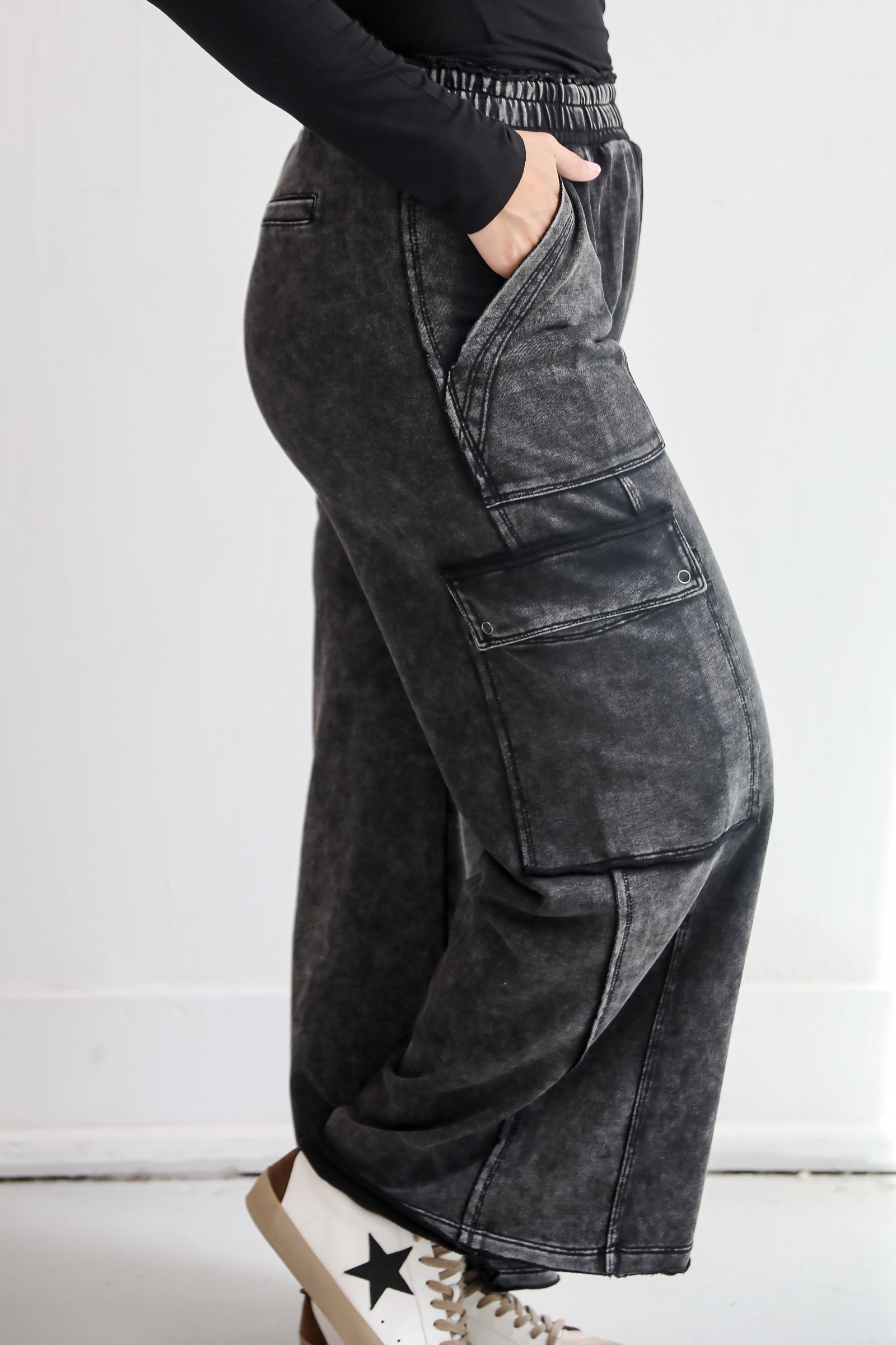 Cozy Aura Black Cargo Sweatpants ZT22